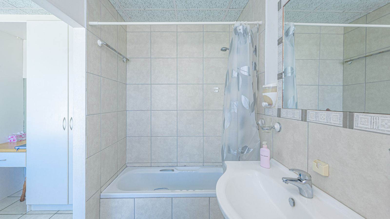 Blue Whale en-suite with bath