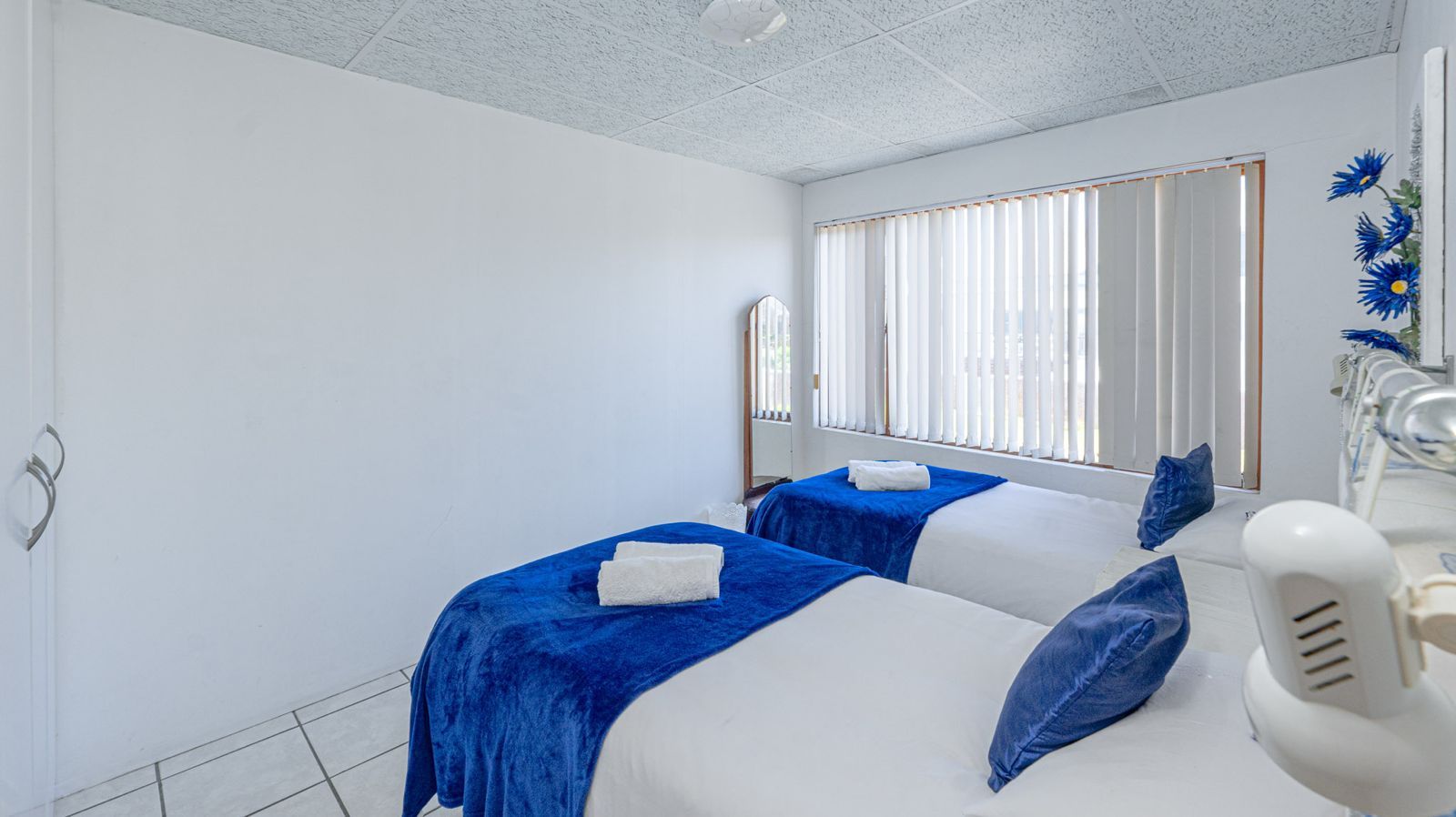 Blue Whale second bedroom with 2 single beds