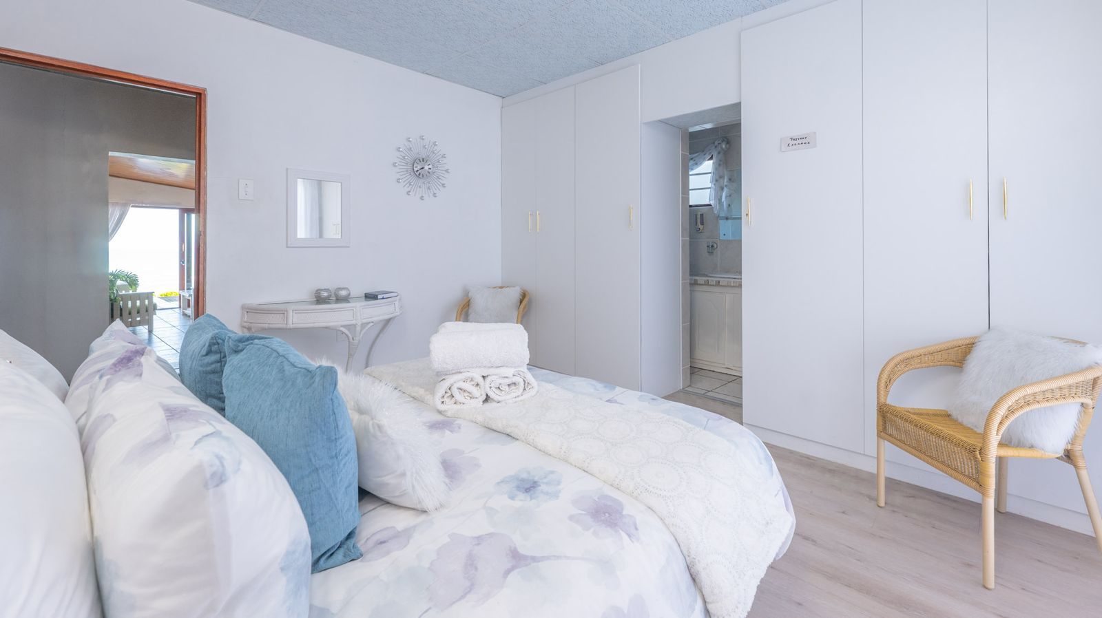 Orca main bedroom with queen bed and en-suite