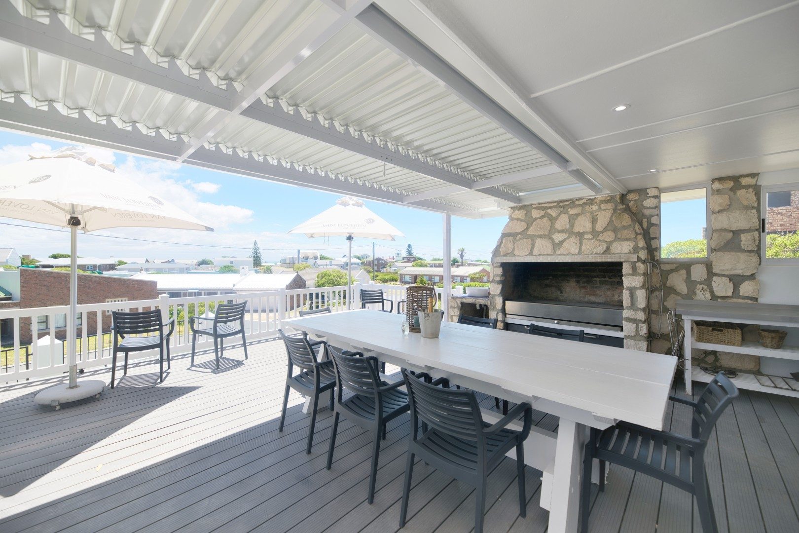 Blouvin — covered braai deck with dining table and sea view